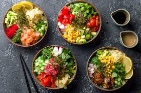 Entrada Sopa miso ou 2 pcs guiozas Poke Bowl a sua escolha : Proteína: salmão, atum, camarão tempura ou mix Ingredientes: Arroz de sushi, edamame, wakame , cebola crocante, morango, abacate, manga, pepino, nabo desfiado, rucula. Molho à escolha: Molho de soja com citrinos Molho soja Molho fashion ( maionese japonesa e sweet chilli ) Maionese japonesa Molho Teriaky Molho sweet chilli Bebidas : copo de vinho Branco, Tinto: Rovisco Gracia Alentejo Lacrau Douro Rosé Beija Flor Douro ou Refrigerante ou Cerveja Heineken ou Sumo de Laranja Limonadas ou Chas frios ou quentes Uma bola de gelado a sua escolha ( morango, baunilha caramelo salgado, chocolate, maracujá, abacaxi com hortelã, sésamo e chá verde) - Café ( caso pretenda mudar algo no seu menu pff informe ) *Segunda a Sábado (só valido ao almoço)