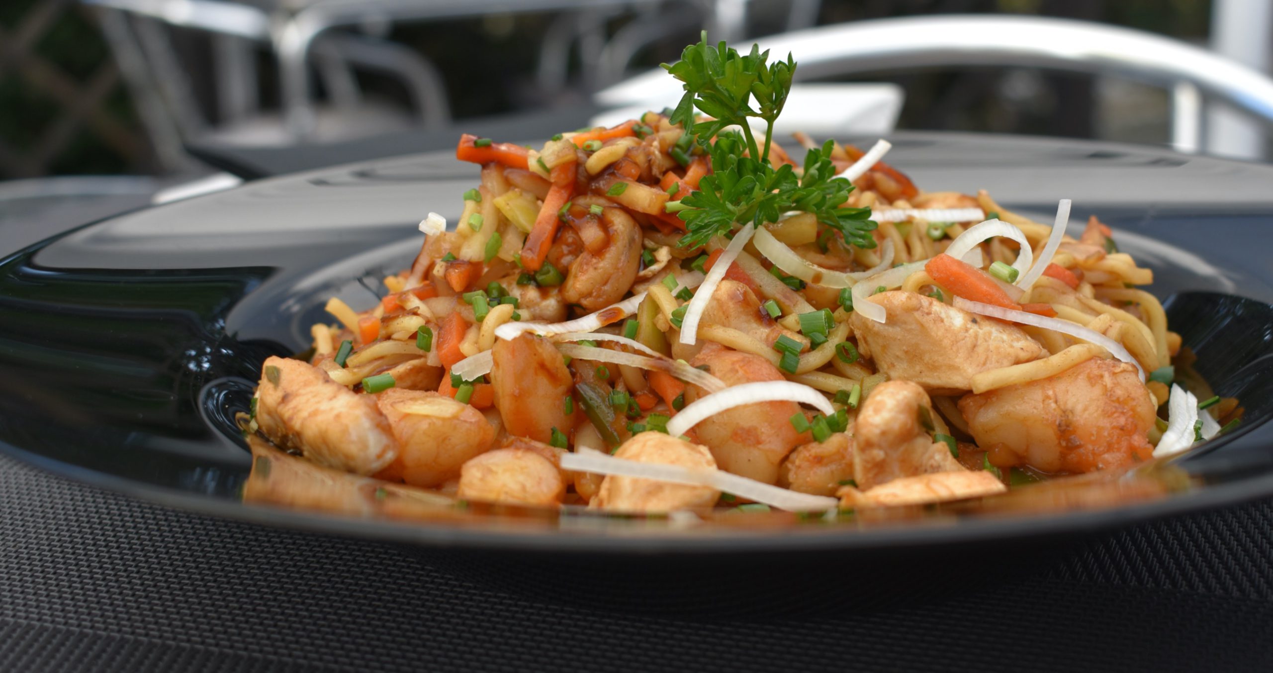 Incluí: Segunda a Sábado (só valido ao almoço) Sopa miso ou 2 Gyosas Massa Noodles com deliciosos legumes orientais, molho Yakisoba pode escolher lobinhos de frango ou camarão tempura. Bebidas : copo de vinho Branco, Tinto: Rovisco Gracia Alentejo Lacrau Douro Rosé Beija Flor Douro ou Refrigerante ou Cerveja Heineken ou Sumo de Laranja Limonadas ou Chas frios ou quentes Uma bola de gelado a sua escolha ( morango, baunilha caramelo salgado, chocolate, maracujá, abacaxi com hortelã, sésamo e chá verde) - Café ( caso pretenda mudar algo no seu menu pff informe ) *Segunda a Sábado (só valido ao almoço)