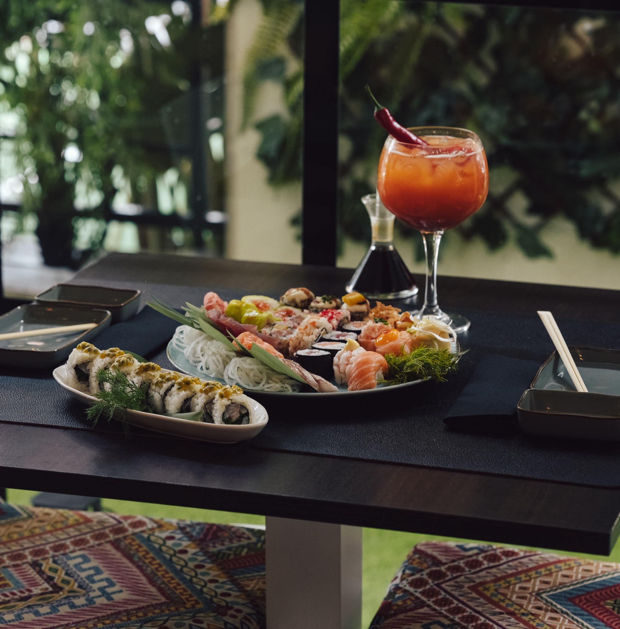 Incluí: Sopa miso ou 2 Gyosas (vapor, crocantes ou mix) 20 Deliciosas pcs de sushi e sashimi e hot rolls Bebidas : copo de vinho Branco, Tinto: Rovisco Gracia Alentejo Lacrau Douro Rosé Beija Flor Douro ou Refrigerante ou Cerveja Heineken ou Sumo de Laranja Limonadas ou Chas frios ou quentes Uma bola de gelado a sua escolha ( morango, baunilha caramelo salgado, chocolate, maracujá, abacaxi com hortelã, sésamo e chá verde) - Café ( caso pretenda mudar algo no seu menu pff informe ) *Segunda a Sábado (só valido ao almoço)